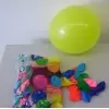 100 luftballons in eine beutel vorgestellt